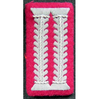 Patte de col d'officier allemand sur fond rouge en cannetille argent (Repro ?)