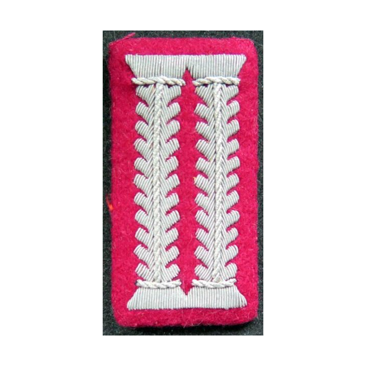 Patte de col d'officier allemand sur fond rouge en cannetille argent (Repro ?)