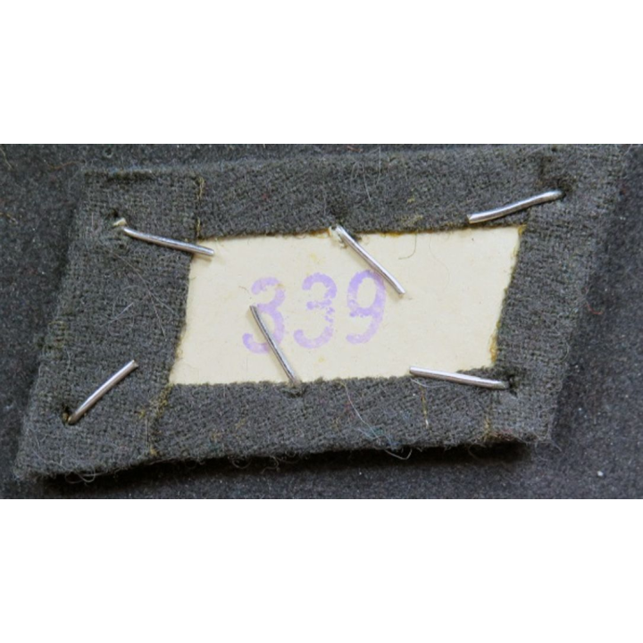 Patte de col d'officier de police allemand sur fond noir en cannetille argent n° 339