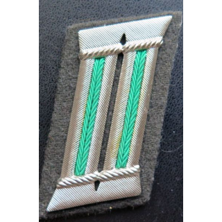 Patte de col d'officier d'infanterie allemand sur fond vert en cannetille argent n° 309