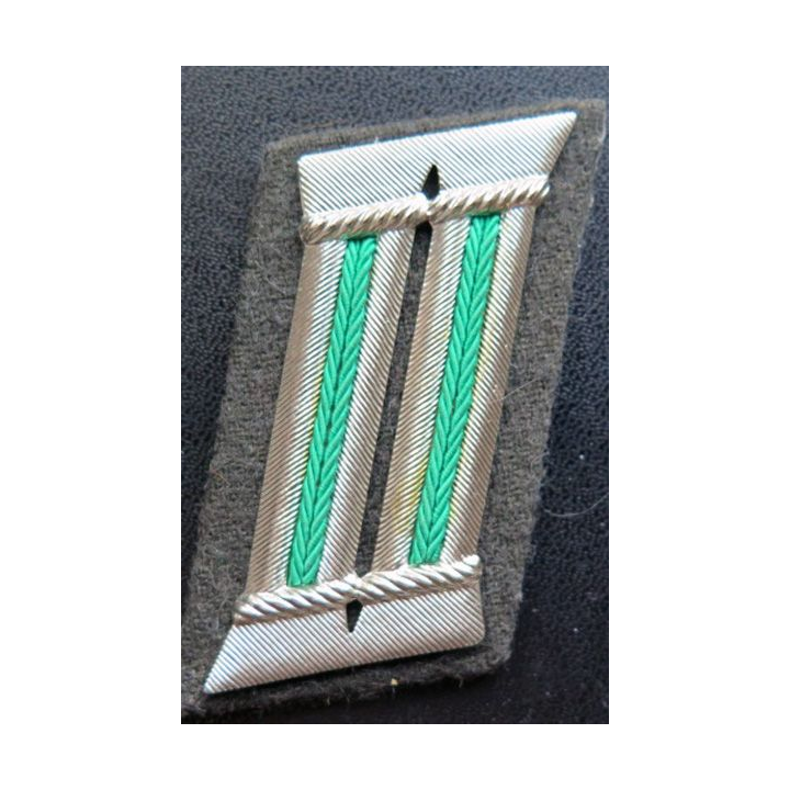 Patte de col d'officier d'infanterie allemand sur fond vert en cannetille argent n° 309
