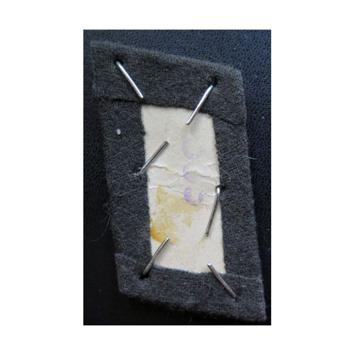 Patte de col d'officier d'infanterie allemand sur fond vert en cannetille argent n° 309