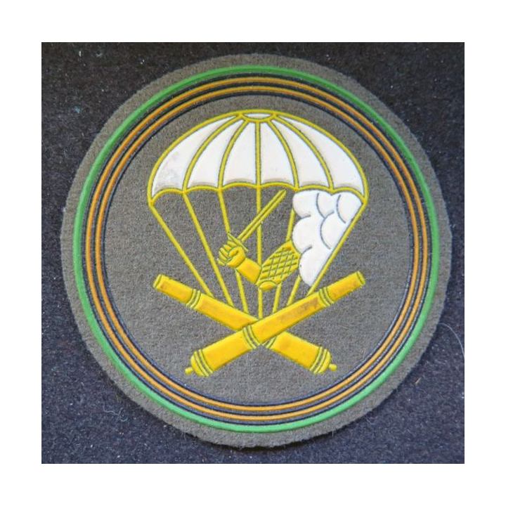 RUSSIE : insigne tissu et caoutchouc du 1065° régiment d'artillerie aéroportée russe 8,5 cm