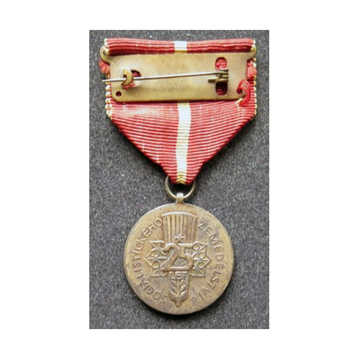 TCHECOSLOVAQUIE : médaille pour les 25 ans d'agriculture socialiste 