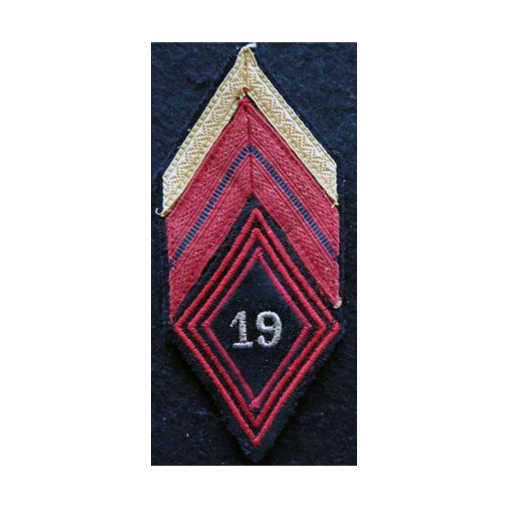 LOSANGE DE BRAS MODÈLE 45 : Ecusson de caporal chef du 19° régiment de Génie