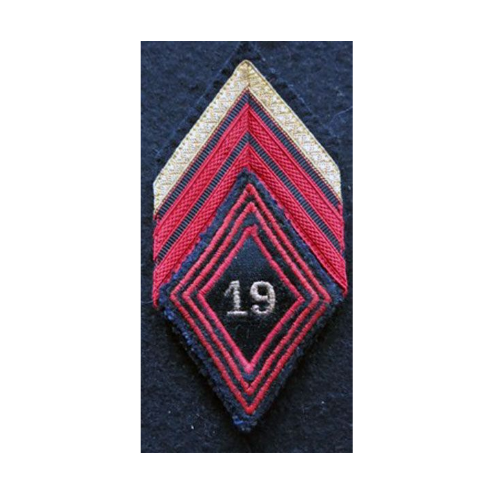 LOSANGE DE BRAS MODÈLE 45 : Ecusson de caporal chef du 19° régiment de Génie 3 soutaches AFN