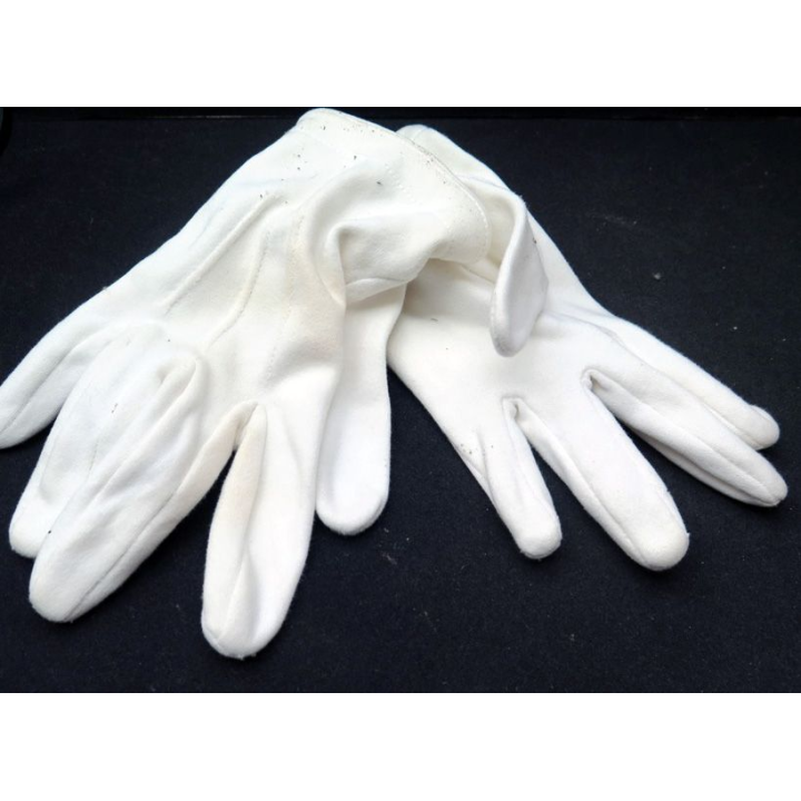 paire de gants blancs tenue de cérémonie taille 8 environ 