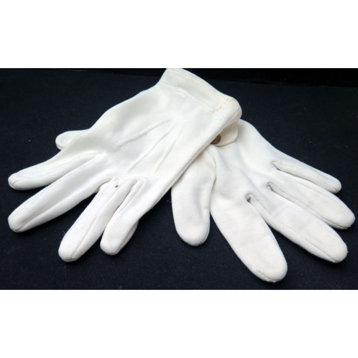 paire de gants blancs tenue de cérémonie taille 8 environ 