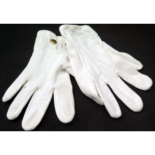 paire de gants blancs tenue de cérémonie taille 8 environ 
