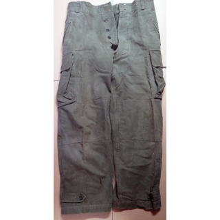 Vieux pantalon de treillis vert armée
