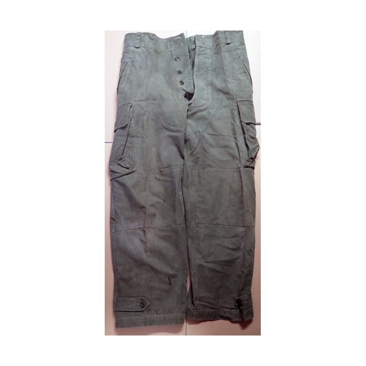 Vieux pantalon de treillis vert armée