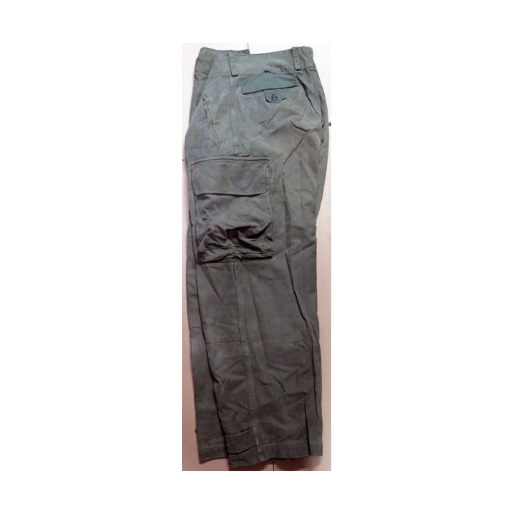 Vieux pantalon de treillis vert armée