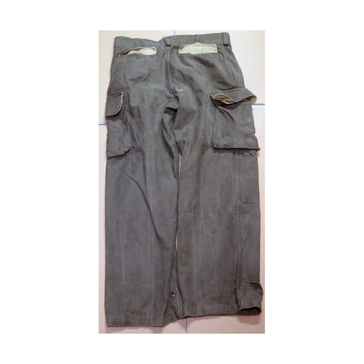 Vieux pantalon de treillis U.T.A.H 159-E-56 taille 92 avec tâche de peinture blanche