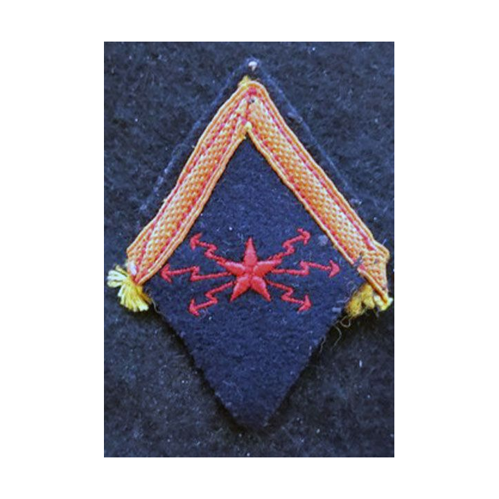 LOSANGE DE BRAS MODÈLE 45 : Ecusson précoce de 1° classe du corps des télégraphistes coloniaux fil de laine période 1946-1947