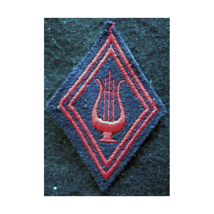 LOSANGE DE BRAS MODÈLE 45 : Ecusson modèle pour musicien de l'Infanterie fil de laine garance