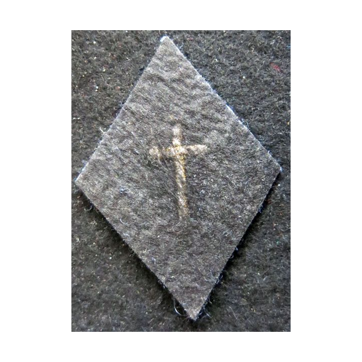 LOSANGE DE BRAS MODÈLE 45 : aumônier catholique ou protestant laïc titulaire, croix en fil doré métallique (laminette).