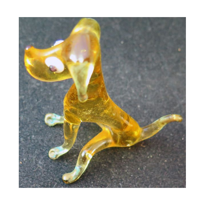 chien en verre (1 patte cassée) (6,5 x 6,2 cm)