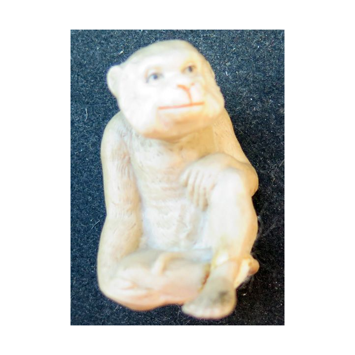 Quatre singes en céramique hauteur 4,7 cm max (1 pied cassé)