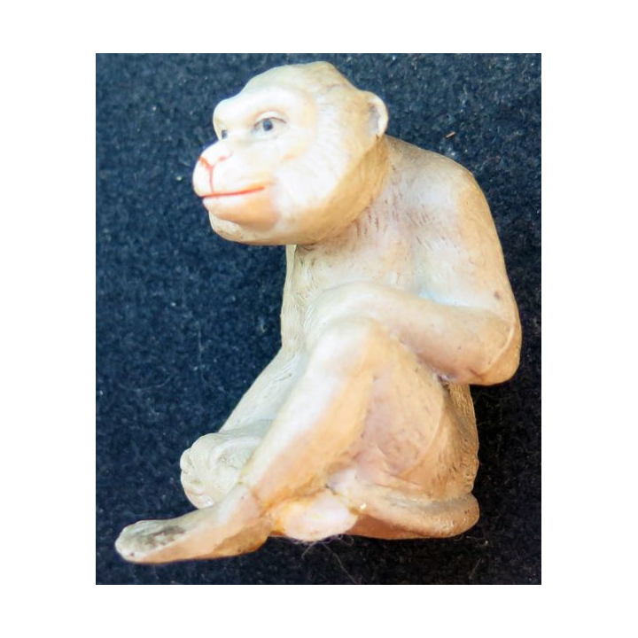 Quatre singes en céramique hauteur 4,7 cm max (1 pied cassé)