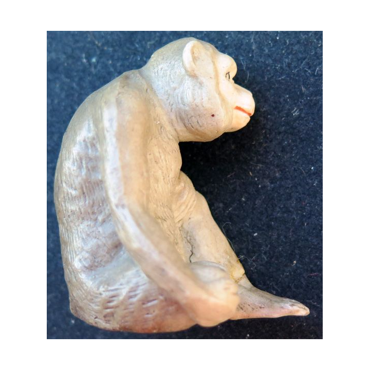 Quatre singes en céramique hauteur 4,7 cm max (1 pied cassé)