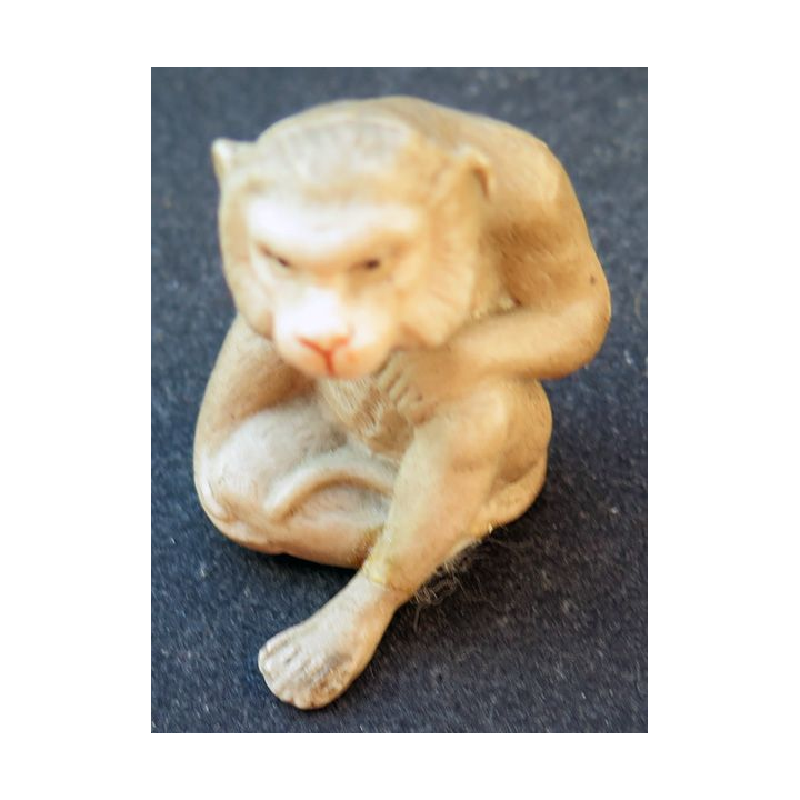Quatre singes en céramique hauteur 4,7 cm max (1 pied cassé)