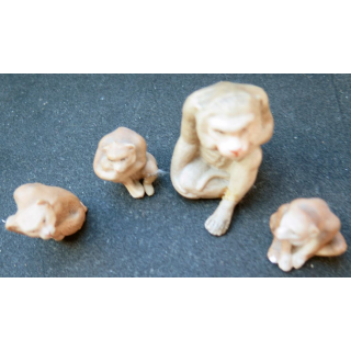 Quatre singes en céramique hauteur 4,7 cm max (1 pied cassé)