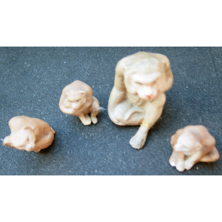 Quatre singes en céramique hauteur 4,7 cm max (1 pied cassé)