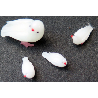 Quatre petits pigeons en verre (4 x 3 cm)