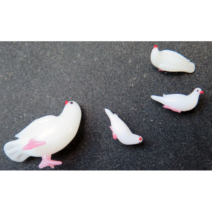 Quatre petits pigeons en verre (4 x 3 cm)