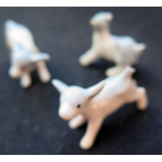 Lot de trois petits chevreaux (2 x 3,5 cm) (petits manques)