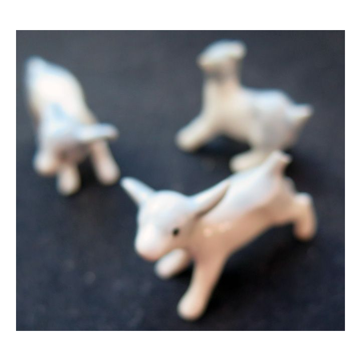 Lot de trois petits chevreaux (2 x 3,5 cm) (petits manques)