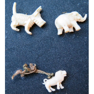 Lot de trois animaux (chien, lion, éléphant) en plastique (3,2 x 2,5 cm max)