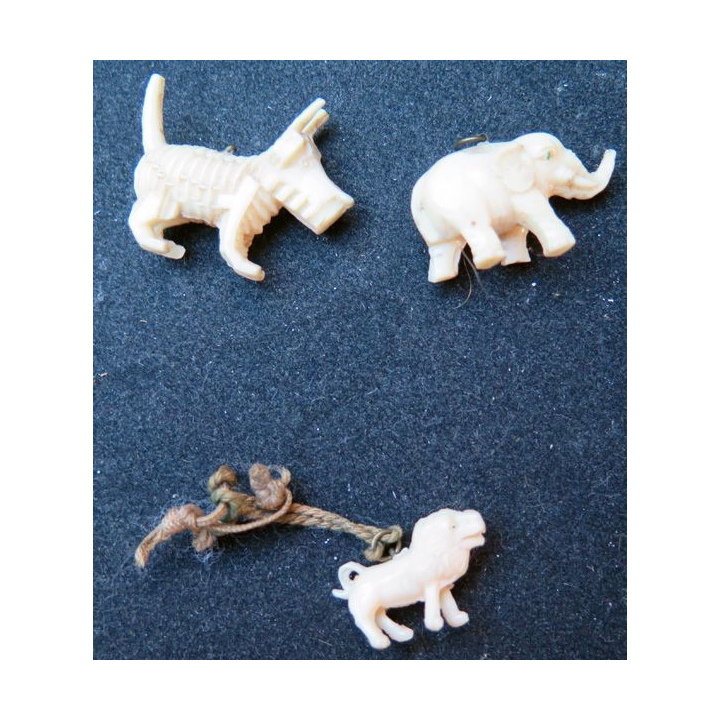 Lot de trois animaux (chien, lion, éléphant) en plastique (3,2 x 2,5 cm max)