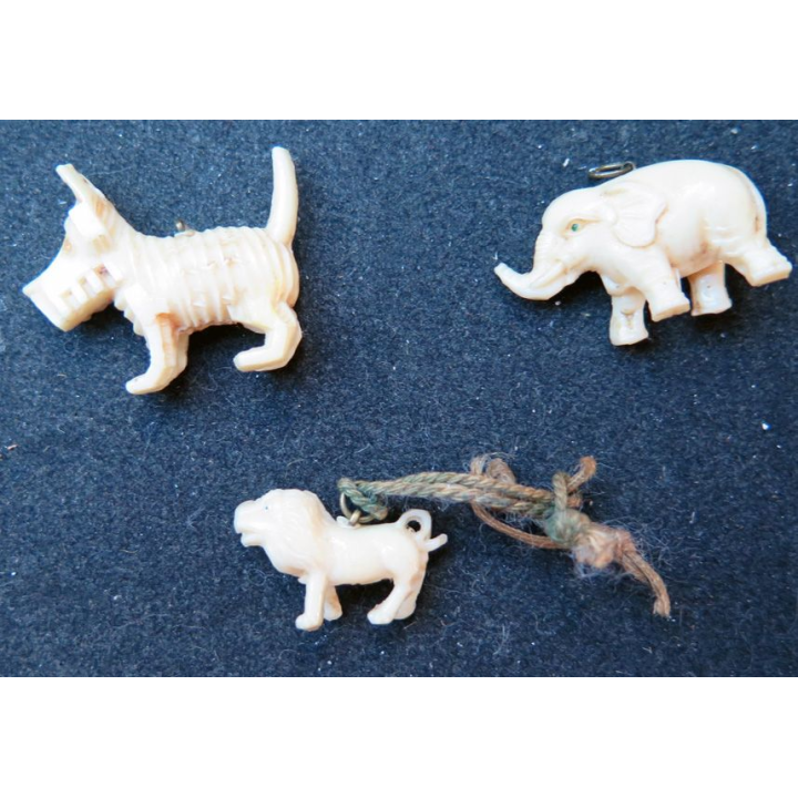 Lot de trois animaux (chien, lion, éléphant) en plastique (3,2 x 2,5 cm max)