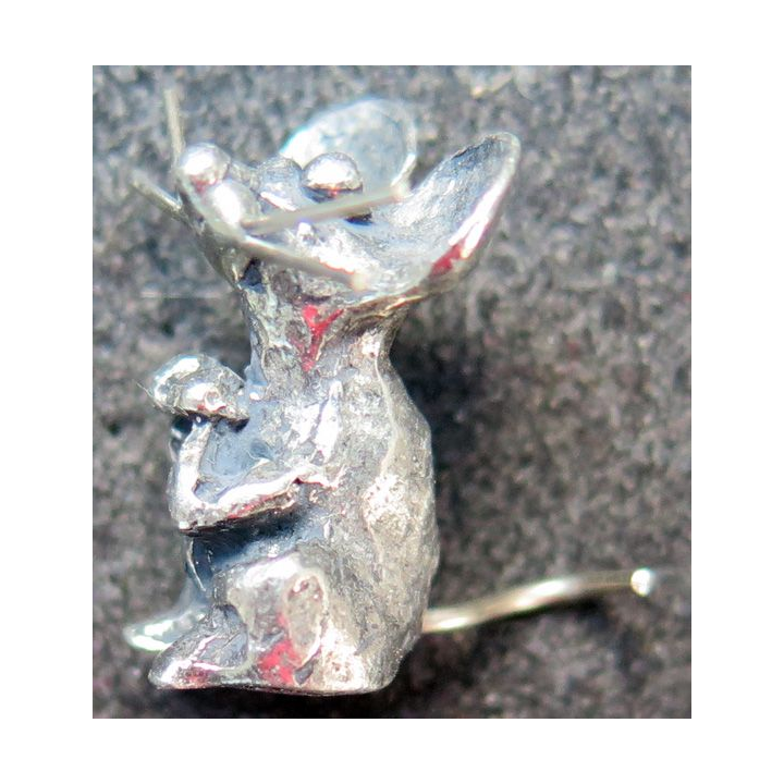 souris en métal  (1,5 x 1,5 cm)