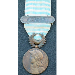 FRANCE : médaille commémorative du Levant en bronze de module 3 cm avec sa barrette et copie du décret