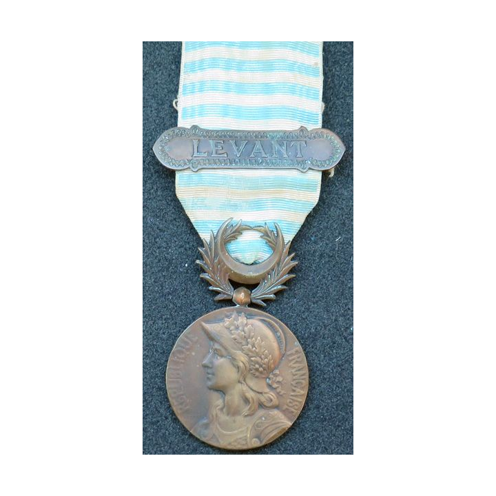 FRANCE : médaille commémorative du Levant en bronze de module 3 cm avec sa barrette et copie du décret
