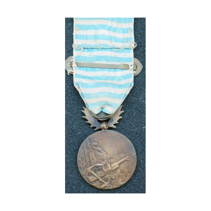 FRANCE : médaille commémorative du Levant en bronze de module 3 cm avec sa barrette et copie du décret