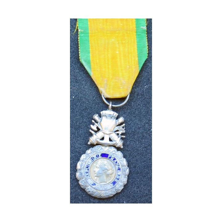 médaille militaire 3° république en argent avec défaut d'émail 1918