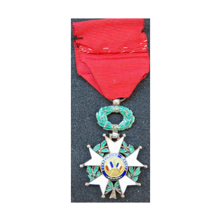 FRANCE : croix de chevalier de la Légion d'Honneur défauts d'émail 