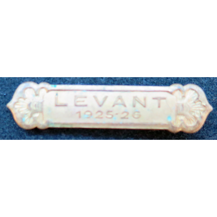 Barrette " LEVANT 1925-26 " en métal doré avec une pointe arrière déssoudée