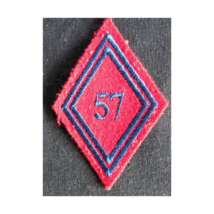 LOSANGE DE BRAS MODÈLE 45 : Ecusson troupe du 57° régiment d'artillerie variante chiffre allongé