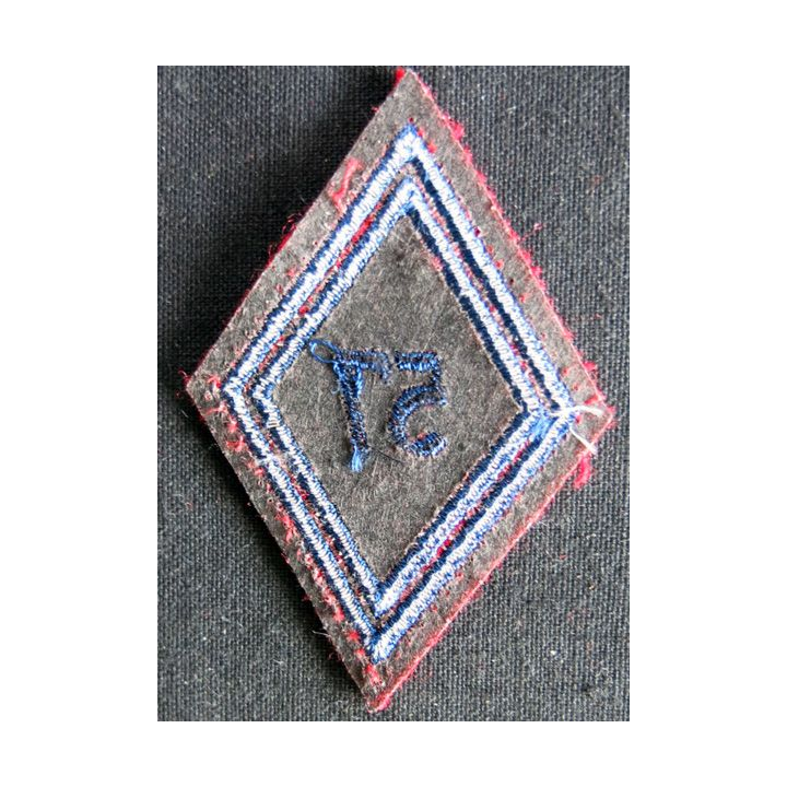 LOSANGE DE BRAS MODÈLE 45 : Ecusson troupe du 57° régiment d'artillerie variante chiffre allongé