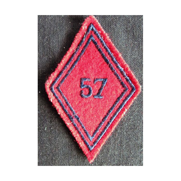 LOSANGE DE BRAS MODÈLE 45 : Ecusson troupe du 57° régiment d'artillerie variante chiffres étroits