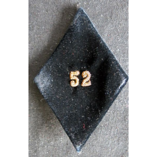 LOSANGE DE BRAS MODÈLE 45 :  unité portant le numéro 52 fond velours noir sans soutaches