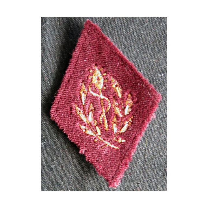 LOSANGE DE BRAS MODÈLE 45 :  sous-officier du Service de santé des armées sur velours grenat (et non tissu)