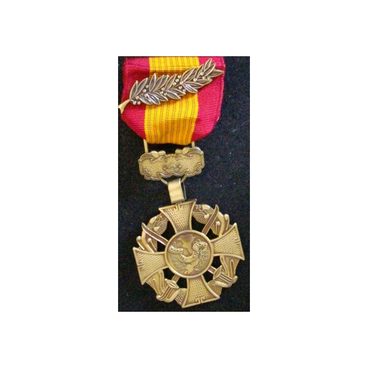 FRANCE & VIETNAM : croix de la bravoure vietnamienne attribuée aux français pendant la guerre d'Indochine