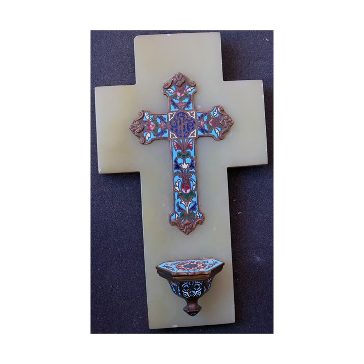Crucifix bénitier mural XIX° vintage en émaux et Onyx vert sur plaque en laiton