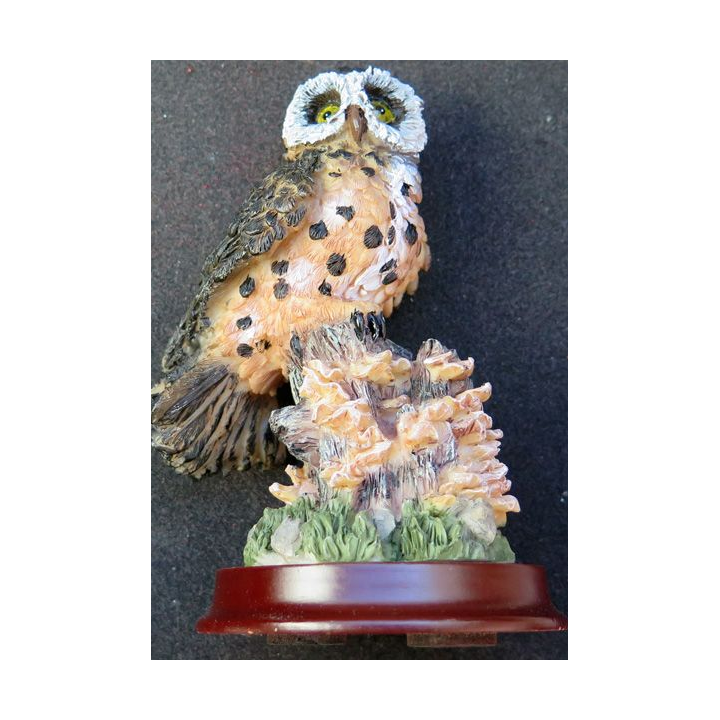 Chouette en résine sur socle en bois hauteur 12 cm