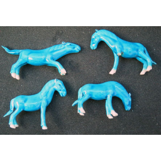 4 chevaux en céramique (dont 2 pieds à recoller)